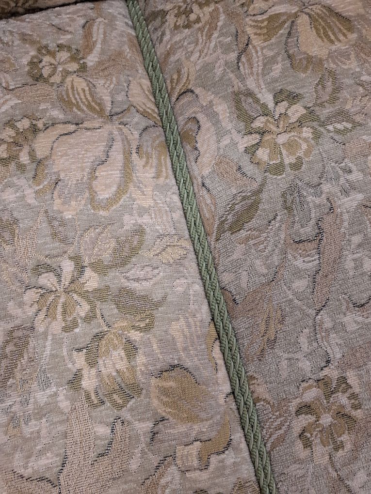 Blomstret sofa i lysegrøn